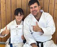 Paulina mit Prüfungsurkunde neben Marcus Gutzmer