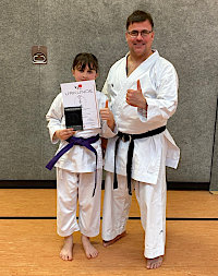 Paulina mit Prüfungsurkunde neben Marcus Gutzmer