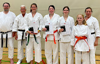 Foto: Montabaurer Prüflinge mit PrüferInnen und Trainer beim Karate-Club Bonn I - 05. Juli 2025 in Bonn