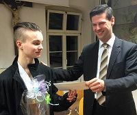 Foto: Bürgermeister Markus Thomé überreicht Alexander Buchheim ein Geschenk