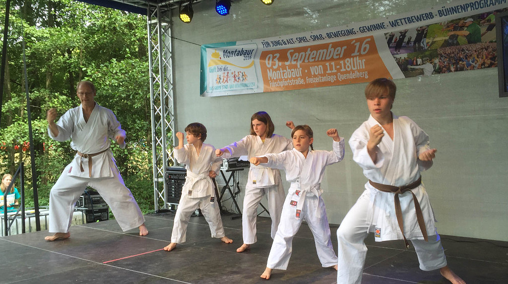 Karate-Kinder und Trainer auf der Bühne