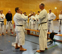 Peter Sienko mit Teilnehmenden auf dem SOK-Lehrgang in Leverkusen