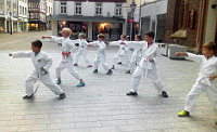 Karate-Kinder zeigen Kata vor dem Montabaurer Rathaus
