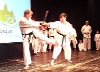 SKDM Karate - Erwachsene SV Tritt auf der Bühne